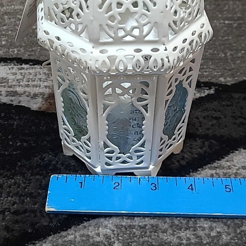 GALLERY OF LIGHT METAL CUT-OUT GLASS PANES CANDLE LIGHT LANTERN